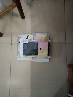 内衣很舒服，开始没注意到是上薄下厚的，emmmm我这个审题能力真的太差了哈哈，平时穿的75B买的M稍微有一点点点小。买了三条打底裤，都很厚，天气还不冷，就先屯着，没试穿，不过感觉都很好，第一次买店里的东西，感觉还不错，有机会再来😄