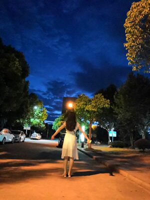 这个内衣真的是令人惊喜，虽然绿色的那一套内裤穿着很小，勒人 不过内衣穿着很舒服，也很好看 这是一个好评模板，看见这个评论你们大概知道这个东西挺好的就可以了。如果不好我也不会好评的，给各位淘友提供一个并没有什么用的参考。模板是照搬的，但是东西确实不错的，如果需要下次还会再来光顾的。也不知道他们说评价满一百字可以升级什么的到底是不是真的，随意吧！管他呢！来自一位真的不喜欢写评价的淘宝资深消费者，显形贫困补助人口的真实想法