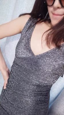 质量不错，胸贴摸着感觉光滑。拿在手里都不会感觉到什么重量，第一次买硅胶的胸贴，我皮肤算是敏感的。这款胸贴黏贴在身上一下子就能适应。贴的时间蛮长都没不舒服。说明不会刺激影响到我的皮肤，很粘.第一次贴太低了，有点生气了 打电话说了客服半天，客服一直在听我说，教我怎么贴，原来是我自己 贴太低了，按照说的我了重新贴了，后面就非常紧。也没有出现开什么的。又燃起了我购物的欲望，怎么办怎么办