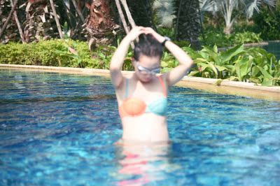 说下水就下水去了，快乐快乐。大肚皮穿比基尼完全不用担心勒到肚子（话说孕妇泳衣太丑了噶）大肚皮也要穿好看的泳衣！遇见march19就不要错过了，很多买家细节图我就不晒了，这家的泳衣质量跟价格成正比。