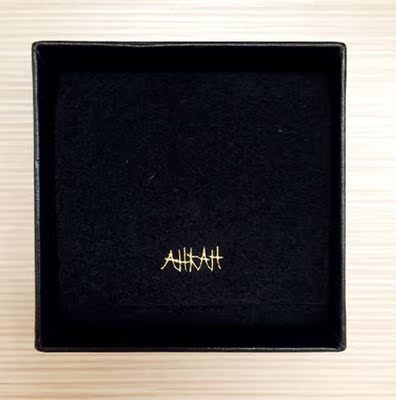 送自己的生日礼物，第一眼就很喜欢，一开始挺纠结小号和大号的，因为小号特别小，但是大号吧总觉得没小号精致，可爱，最后还是选了小号，真的特别精致，大爱.