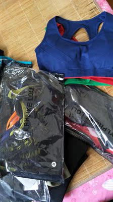 接二连三的买了好多件，这次萝莉的折扣非常棒，第一次半价买了五件，收到货以后看着质量不错，款式也经典，忍不住一买再买，买多了就没耐心一一试穿点评，所以复制粘贴了这个好评，大家看看就好。东西值得信赖！赞！希望自己能坚持下去，争取早日锻炼出好身体，穿出美美的衣服。