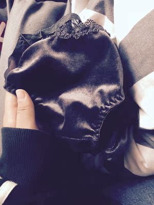 物流挺快的，衣服也不错很有设计感，挺性感的，