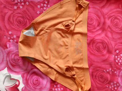 很不错的内衣， 没有色差，价格不贵， 买的套装多送了一条内裤， 很喜欢。