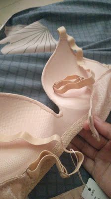 感觉像别人穿过的。内衣带是松的，里面也脏的要命。不知道是不是的。虽然有吊牌，反正不满意。这个是内衣又不是别的什么东西。真恶心吧