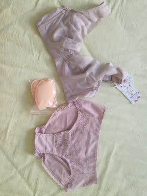 包装精美，打开有淡淡香味。试穿了一下很合适