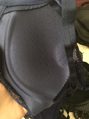 质量不好，开始是看中款式，一次性买了四套，这内裤算起来也十元一条，才洗过一次，今晚洗完澡试穿才发现，在边边这轻轻一拉就像抽线一样，根本穿不了第二次了，文胸那个带子是短的后背根本不能交叉穿，穿一会这肩膀都有痕了，我也不肥，158高，94重，现在带子只能分开两边才好一点。这个文胸前面蕾丝和内裤一样的，不知能否穿的了一个月，宁愿贵一点质量好些也好啊。要不是我洗过了，百分百肯定会退货的，我只是表达我自己意见。