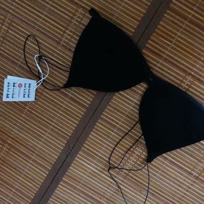 有一点浮色,没有多余的线头,不会凸点,带子也没有很勒 有一点浮色,没有多余的线头,不会凸点,带子也没有很勒