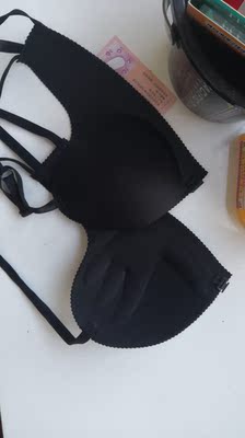 买的黑色 连颜色都发错了 更不用说质量了 差到没朋友 买了一次都没穿 内衣带接口的地方还扎人 懒得退 又浪费了