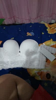 文胸尺码很标准,由于本人胸大,特意买了一个钢圈的,很舒服,聚拢效果很好,很满意,还送了肩带和背勾 文胸尺码很标准,由于本人胸大,特意买了一个钢圈的,很舒服,聚拢效果很好,很满意,还送了肩带和背勾