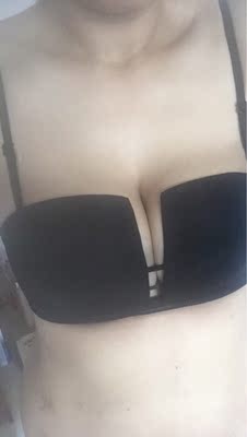 质量很好，实用百搭，平时穿一字肩或者透一点的衣服都很好搭，试穿了下挺舒服的，胸型还可以，不会显得平胸空杯，弹力不错，而且有弹力可以调节松紧，买来准备去旅游穿的，手感很好，穿着舒服不勒，不会掉，再也不怕尴尬了，而且面料摸起来质感很好，挺值的，当然啦，无钢圈的舒服，系啦也不会掉色，弹力很好也不会缩水，还不错呢！料子还可以，夏天穿一字肩的衣服可以穿，价格也很优惠，黑色这么百搭，适合各种衣服啦！