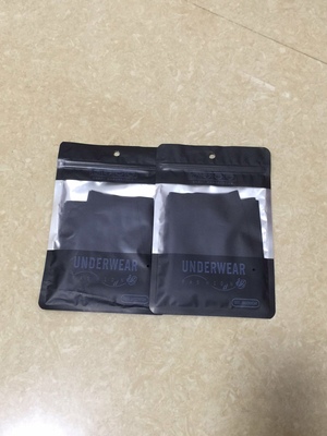 冰丝无痕，超薄透气，柔软弹性好，穿着无束缚感。购买的三条是正品，里衬有红唇印，遇热就会消失，另外随机送的两条黑色，质量比较差，无任何红唇印。