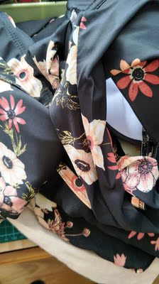 太久没在淘宝买衣服，都忘了图片与实物不符的事儿了。。泳衣也是衣服啊，唉。。。 花色跟图片有差距，实物显得老气！俗。。不天仙穿不出去啊。质感做工也比较差，吊桥的带子设计的不走心。。因为是发转运公司的，退换货运费比东西还贵，就算了，已经闲置。