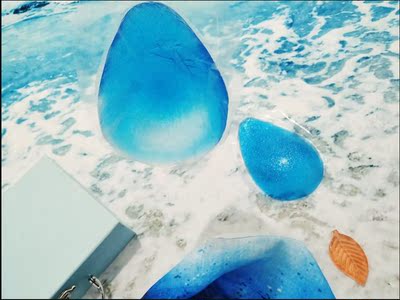 这个颜色真的是一点抵抗力都没有，我的真丝裙子我的毯子还有礼服，都是蓝色系，很梦幻，质量很棒，设计真的太科学了，赞，配了下衣服，是不会露出来的，先好评，等礼服穿了再来追加