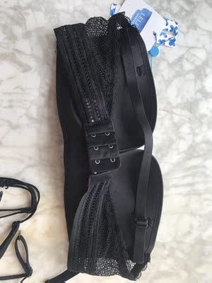 第一次在这里买文胸，一直担心会穿着不舒服，结果到家，打开一看，揉揉的，穿在身上也特别贴身，客服很耐心，快递也很给力，很快到家，很喜欢，价格便宜，一次买了2个，店家给的带子也非常贴心，怎么穿都舒服，下次还来买，也会介绍朋友来的！