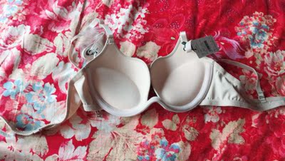 宝贝收到了，包装完好无损，质量做工都不错，摸着也很舒服，肩带还有扣的都比较窄。夏天也不会热，很喜欢