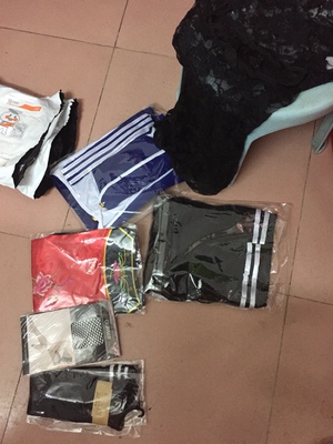 先说说快递,跨省三天内,能签收,比卖家说的时间早到。对于我来说,十块钱的衣服,能要求质量好到哪里?反正我收到的衣服几款线头都多,锁边——及格,不影响穿着,送了丝袜,和这件一起穿,效果嘛非常给力…… 先说说快递,跨省三天内,能签收,比卖家说的时间早到。对于我来说,十块钱的衣服,能要求质量好到哪里?反正我收到的衣服几款线头都多,锁边——及格,不影响穿着,送了丝袜,和这件一起穿,效果嘛非常给力……