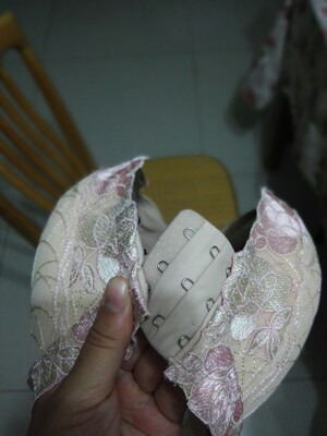 给妈妈买的，客服推荐的码数正好，没有钢圈，穿着很舒服，做工比较精细，厚度刚好适合夏天，准备再买一件。