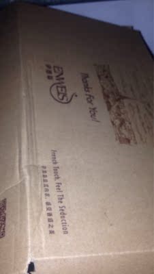 第一次买这个品牌的内衣,看其它买家推荐说不错的。它用的纸壳子包装的,非常结实,竟然用了高大尚的顺丰快递。快递小哥的态度非常好,我当时不在家,竟然在大热天给我送了两次东西。内衣收到后下水洗了,不掉色,是两穿的,试穿了一下,杯型稍微有点怪,但是面料柔软,好穿,全5分好评。 第一次买这个品牌的内衣,看其它买家推荐说不错的。它用的纸壳子包装的,非常结实,竟然用了高大尚的顺丰快递。快递小哥的态度非常好,我当时不在家,竟然在大热天给我送了两次东西。内衣收到后下水洗了,不掉色,是两穿的,试穿了一下,杯型稍微有点怪,但是面料柔软,好穿,全5分好评。