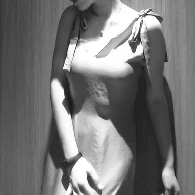 手感特别的好，面料很柔顺，大小刚好适合，有很性感也显身材，拍出来的照片都好好哦，物有所值，值得购买哦，在她们家买过很多次了，总体来说还算不错的，很满意店家的服务态度。