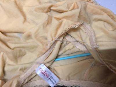 质量很不好！！！本认为古今的内衣质量好所以一次买了四件，这质量和价格完全不成正比啊！有点坑！旗舰店的衣服怎么会是这样？才洗第三次就炸线、起球，太失望了