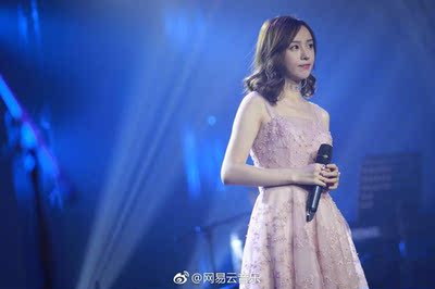 穿上确实显得胸小了，可以买，很便宜