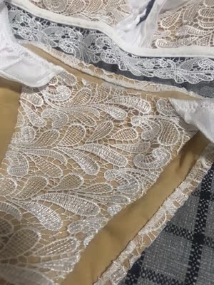 身高163cm，体重47kg，看了评论说偏小于是买了M的，稍微有点大不过也能穿，马上要出游了就不换了，泳衣质量ok，准备去泰国旅游的时候穿