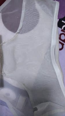 这是第二次买了，感觉有点后悔了，因为她家内裤，没有线，全部用胶水高温压的，洗过价几次以后就很开胶，舒服但是舒服，就是使用寿命太短了，其实周边完全可以用线砸一圈的，这样就没有缺点了，建议店长升级，不想用线，那么就高温弄结实，总不能一条内裤穿几次就坏把！图片的内裤是准备扔了的了，因为再洗就全部开胶了