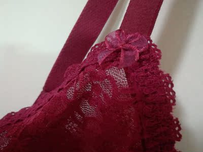 这套文胸到手好漂亮～是比较性感的超薄款，外层蕾丝，里层是很柔软贴身的网纱，买了两个颜色，有大胸显小的效果。上身感觉很舒服，跟没穿一样，但是又能起到承托作用，超棒的！谢谢送的胸贴啦～很贴心～