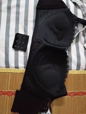 对比了很多家 最后选了这家 bra质量不错 手感滑滑的 穿上很合身 也很舒服&nbsp;内衣款式很好看，快递速度超级快，没想到这么便宜还能买到这么好的内衣，聚拢，面料很舒服，值得购买。而且卖家还送了加长扣。第一次在网上买文胸没想到这么棒，客服推荐的尺码刚好，配套的内裤大小也合适！而且是那种很舒服的料子，夏天穿刚好，真的是物超所值，很满意的一次购物。
