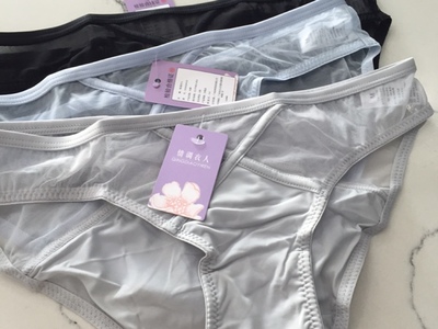 内裤看着还不错，洗了也没有褪色情况，还没穿过，后期再来追评！就是卖家送的这个内裤害我笑了大半天，这算什么鬼？哈哈哈哈哈～