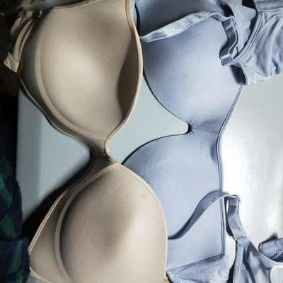 超级好！第一次在网上买内衣，都市丽人68内衣都太厚，所以淘宝特意搜了一下薄款，很薄！颜色种类也挺多，139两件也不是很贵。。尺码也很准确！客服的态度特别好。。下次还来你家