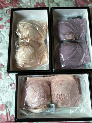 活动价  特喜欢  买了那么久送的内裤 终于可以穿了 😭😭😭  这款偏小对比了一下少了一排扣 以为换大一码就可以了 结果对比一下还是少了一排扣  杯罩薄 还好勉强罩的住😂