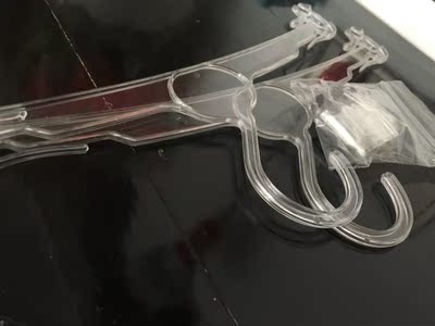 发货很快，还送了两个衣架，透明肩带，第二次买了，穿起来挺舒服的。