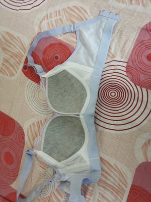 很漂亮，质量很好，蕾丝超好看，喜欢！32的胸买的薄款也能穿出沟沟，哈哈，以后内衣还是这里买又便宜好看质量还好！颜色很喜欢。