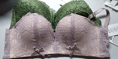 内衣很快就到啦。一起买了两件。都好喜欢。以前总是买黑色或者肉色。这次想换换风格。绿色我觉得比图片要绿一些。但是还是很好看很喜欢。蕾丝也不扎肉。薄款十分适合夏天。豆沙粉这款也可以说很好看穿上很合身了。总之满意。会回购的。