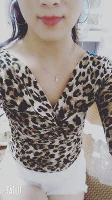 面料很舒服，是弹力冰丝的，豹纹时尚性感，带着野性，上身效果很棒，钟爱豹纹