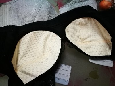 内衣质还不错、挺满意的。比实体店好穿一些。没有味道 不掉色。。穿两次感觉很好，又很便宜。东西一样的为啥要去实体店呢、网购还能省钱。无钢圈穿在身上很舒服，感觉不到束缚感，很舒适透气，质量没得说，！颜色呢我也很喜欢，很好的卖家.有需要还会继续光顾的，很赞 喜欢 推荐购买