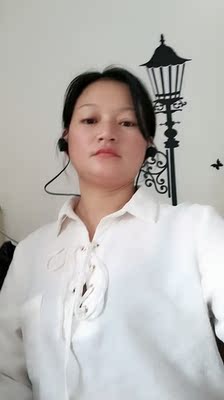 试穿了一小会儿，首先颜色是黑色，很正的亮黑色，一看做工就感觉是好东西，肩带是宽的，后背的系带扣也是宽的，还加送了一个，长的胖的可以用。前胸的聚拢效果也非常好，我自身杯小，从照片看也有沟沟，双手举起来也不会压着咪咪，不空杯，不跑杯。比我花同样的价钱在专卖店买的都好，希望穿一整天都会这么好！