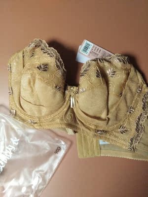 已经收到货有几天了,没有特意着急来评价就是想看看试穿几天看看怎么样,我是生完小孩肉松垮裤的,以前听朋友介绍的这款塑身内衣效果不错,正品这个不是太了解,因为没有用过正品,到货跟朋友的对比了一下,没有区别,按照卖家说的刮开防伪验证了是正品,穿了几天贴身不紧身没有嘞的感觉,尤其文胸,副乳收的很好,提升也不错,自己觉得这样的价格和质量。我都非常满意,先穿一段时间看看效果再来追评 已经收到货有几天了,没有特意着急来评价就是想看看试穿几天看看怎么样,我是生完小孩肉松垮裤的,以前听朋友介绍的这款塑身内衣效果不错,正品这个不是太了解,因为没有用过正品,到货跟朋友的对比了一下,没有区别,按照卖家说的刮开防伪验证了是正品,穿了几天贴身不紧身没有嘞的感觉,尤其文胸,副乳收的很好,提升也不错,自己觉得这样的价格和质量。我都非常满意,先穿一段时间看看效果再来追评