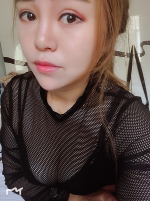 里面可以穿一个后背交叉的文胸，特别好看