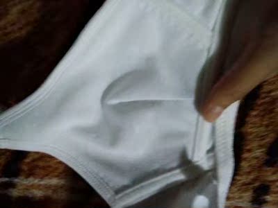 是纯棉的，很适合学生穿，不会特别硬布料挺软的建议你们购买