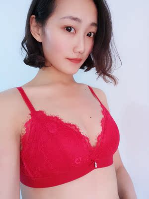 今年本命年买的这套内衣,想说真的很棒哦,别看是薄款无钢圈但是还挺聚拢的,穿着很有型呢,就喜欢穿这种舒服的,很赞哦 今年本命年买的这套内衣,想说真的很棒哦,别看是薄款无钢圈但是还挺聚拢的,穿着很有型呢,就喜欢穿这种舒服的,很赞哦