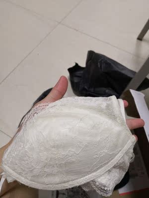 真的很适合小胸妹子！没有钢圈好舒服～然后我以为是没有海绵的，结果有海绵，我还以防万一怕哪天需要用到还备注了送海绵和内衣加长扣，然后卖家很贴心的送了同颜色的内衣加长扣一样一个，还送了四个海绵～哈哈哈哈哈哈哈