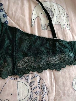 质量非常好，蕾丝很精致，洗了下没掉色，室友看了都说这个价钱买的划算。。