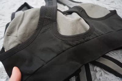 感觉有点厚实的样子，质量摸着很好，看着也很有型，比买的运动套装里的好多了。