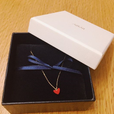 ahkah小红心，颜值爆表，项链超细，非常精致，链子是18k金的，性价比很高，很适合软妹子小仙女们~~~~项链真的很棒哦，喜欢的亲们不要犹豫啦，我都后悔自己没有早点买她了哦~感觉像是错过了好久一样了呢~