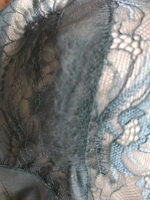 质量很差，泡了盐水手洗一次就这样，跟客户反馈说是自己用力戳，我跟这内衣有仇啊？也没那力气。