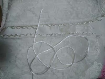 衣衣很漂亮，上身做工挺好的，也不扎人。后面是拿袋子系的，胖瘦都能穿，就是裙子有点硬，不那么垂，不知道洗一洗会不会好些