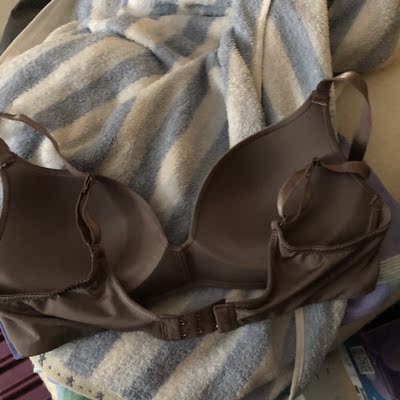 收到内衣还是很开心的呢 ..穿着很舒服 也很薄没有钢圈也不勒 真的挺舒服的 ..颜色也很好看 很喜欢还会回购哦